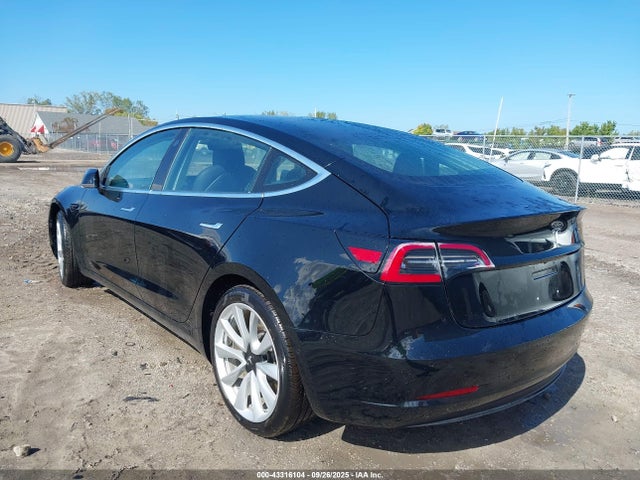 2018 TESLA MODEL 3 5YJ3E1EB9JF069190 Photo 2