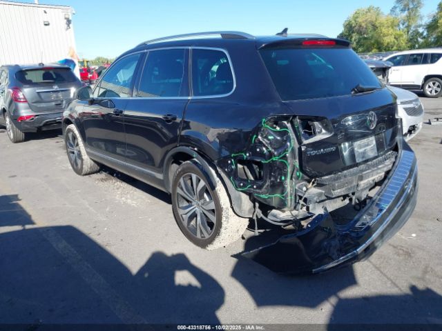 2017 VOLKSWAGEN TOUAREG WVGRF7BPXHD001410 Photo 2