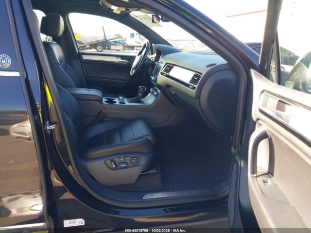 2017 VOLKSWAGEN TOUAREG WVGRF7BPXHD001410 Photo 4