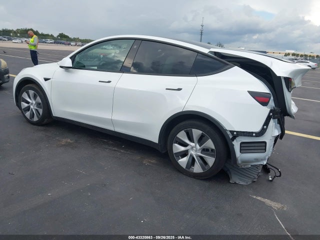 2023 TESLA MODEL Y 7SAYGAEE1PF645084 Photo 2