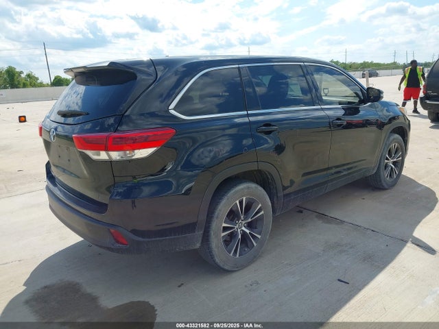 5TDZARFH0JS035545 Toyota Highlander Le