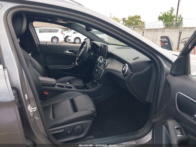 Mercedes-Benz m270 2016 WDCTG4EB2GJ208244 Image 5