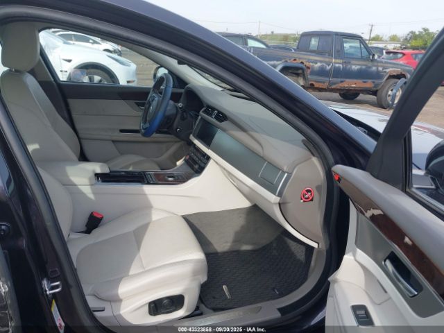 2017 JAGUAR XF SAJBK4BV9HCY34783 Photo 4