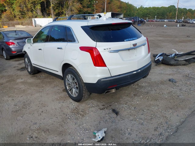 2017 CADILLAC XT5 1GYKNBRS7HZ111818 Photo 2