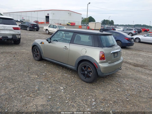 2010 MINI COOPER WMWMF3C52ATZ62595 Photo 2