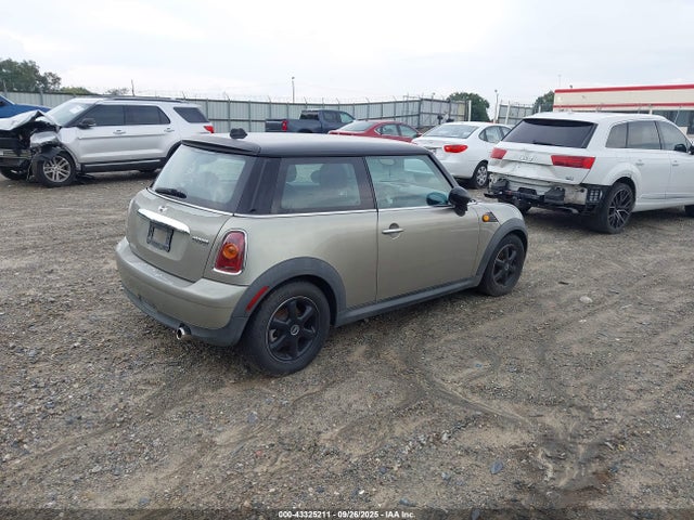 2010 MINI COOPER WMWMF3C52ATZ62595 Photo 3