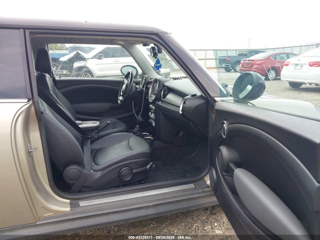 2010 MINI COOPER WMWMF3C52ATZ62595 Photo 4