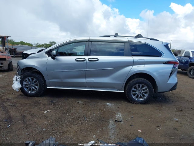 5TDKRKEC3NS123969 Toyota SIENNA LE
