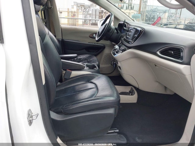 2C4RC1BG2HR613138 Chrysler Pacifica Touring-l