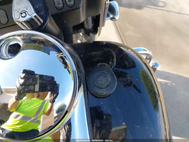 2011 HARLEY-DAVIDSON FLHX 1HD1KB410BB614789 Photo 10