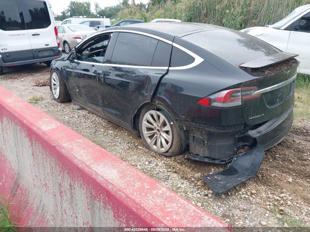 2017 TESLA MODEL X 5YJXCAE22HF041135 Photo 2