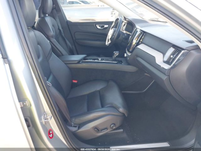 2018 VOLVO XC60 YV4102RL8J1065166 Photo 4