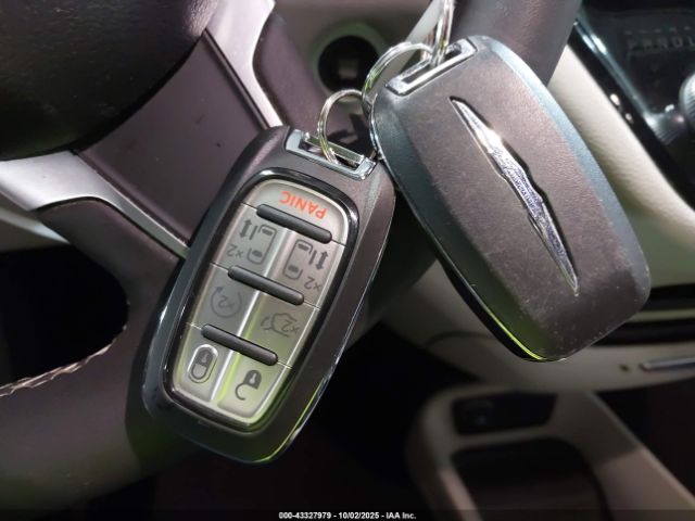 2022 CHRYSLER PACIFICA HYBRID 2C4RC1L71NR212447 Photo 10