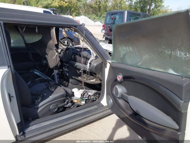 2010 MINI COOPER CLUBMAN WMWML3C54ATX36759 Photo 4