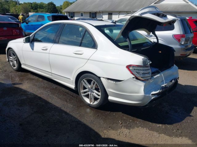 2013 MERCEDES-BENZ C 300 WDDGF8AB6DR278419 Photo 2