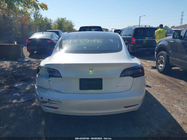 5YJ3E1EB2MF925854 Tesla 2021