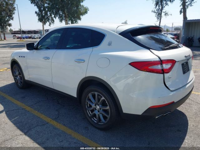 2018 MASERATI LEVANTE ZN661XUA0JX293666 Photo 2