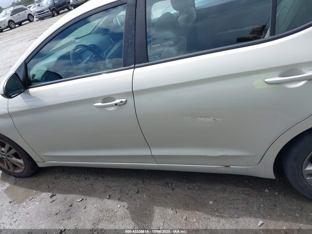 Hyundai 2017 2017 5NPD84LF9HH202870 Image 17