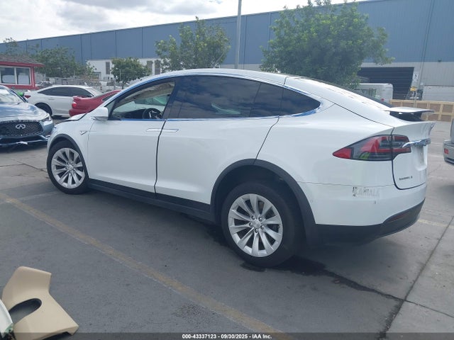 2016 TESLA MODEL X 5YJXCBE29GF016849 Photo 2