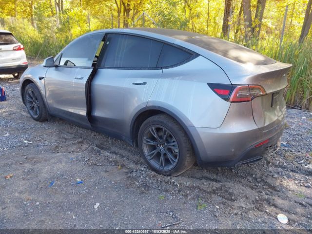 2025 TESLA MODEL Y 7SAYGAEE1SF221655 Photo 2