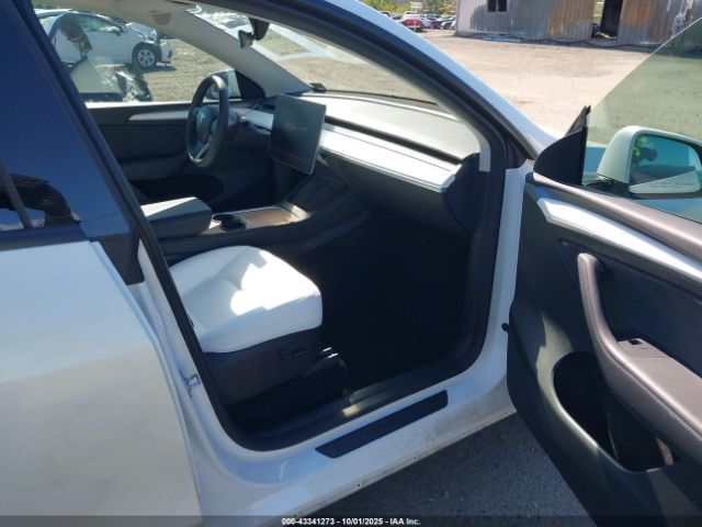 2023 TESLA MODEL Y 7SAYGDEE6PF830331 Photo 4