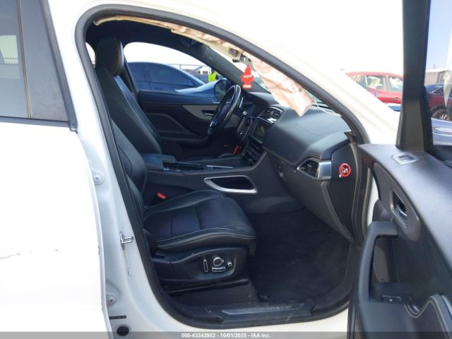 2018 JAGUAR F-PACE SADCM2FV8JA245628 Photo 4