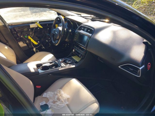 2017 JAGUAR XE SAJAR4BG9HA968407 Photo 4