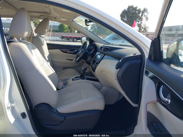 JN1BJ1CRXHW136282 Nissan 2017