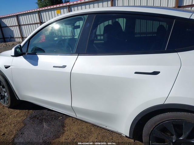 7SAYGAEE4RF106218 Tesla Model Y