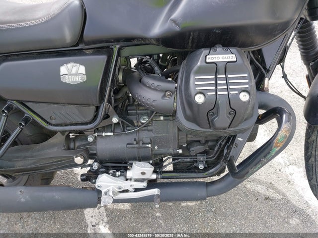 ZGUKZUA03MM000381 Moto Guzzi V7 Stone
