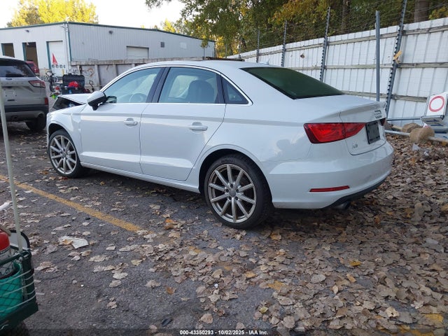 2015 AUDI A3 WAUEFGFF5F1047324 Photo 2