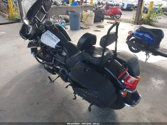2018 HARLEY-DAVIDSON FLHC 1HD1YAJ15JC063796 Photo 2