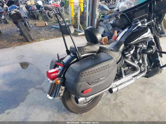 2018 HARLEY-DAVIDSON FLHC 1HD1YAJ15JC063796 Photo 3