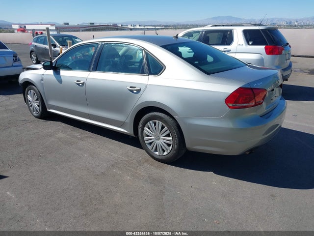 Volkswagen 2014 2014 1VWAP7A30EC015098 Image 3