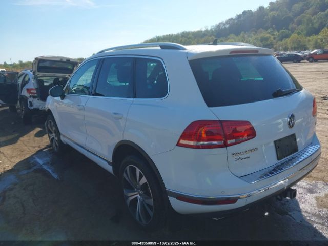 2017 VOLKSWAGEN TOUAREG WVGRF7BP7HD001784 Photo 2