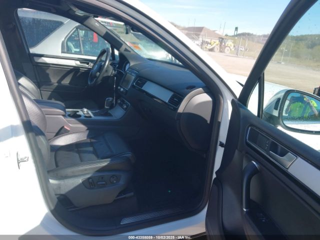 2017 VOLKSWAGEN TOUAREG WVGRF7BP7HD001784 Photo 4