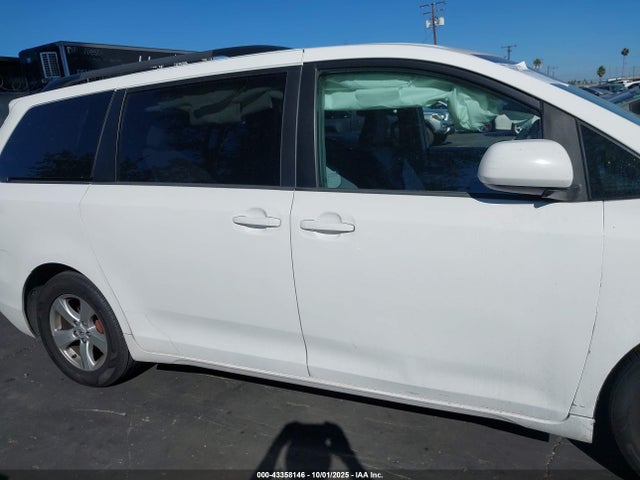 Продаж на аукціоні авто 2015 Toyota Sienna Le 8 Passenger, vin: 5TDKK3DC2FS612330, номер лоту: 43358146