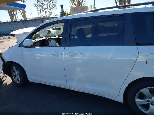 Продаж на аукціоні авто 2015 Toyota Sienna Le 8 Passenger, vin: 5TDKK3DC2FS612330, номер лоту: 43358146