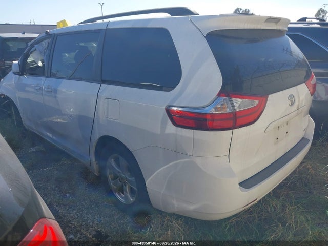 Продаж на аукціоні авто 2015 Toyota Sienna Le 8 Passenger, vin: 5TDKK3DC2FS612330, номер лоту: 43358146