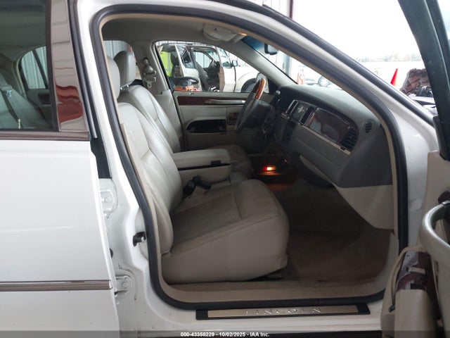 2009 LINCOLN TOWN CAR 2LNHM82V99X629149 Photo 4