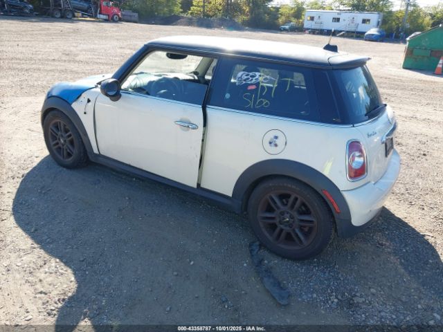 2011 MINI COOPER WMWSU3C54BT183701 Photo 2
