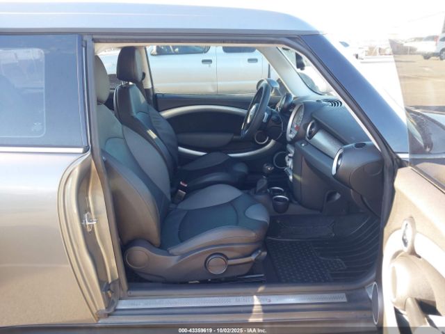 2009 MINI COOPER S CLUBMAN WMWMM33539TP91647 Photo 4