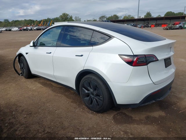 2025 TESLA MODEL Y 7SAYGAEE0SF223994 Photo 2