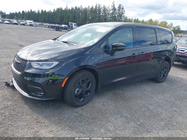 Chrysler 2022 2022 2C4RC1L72NR209427 Image 2