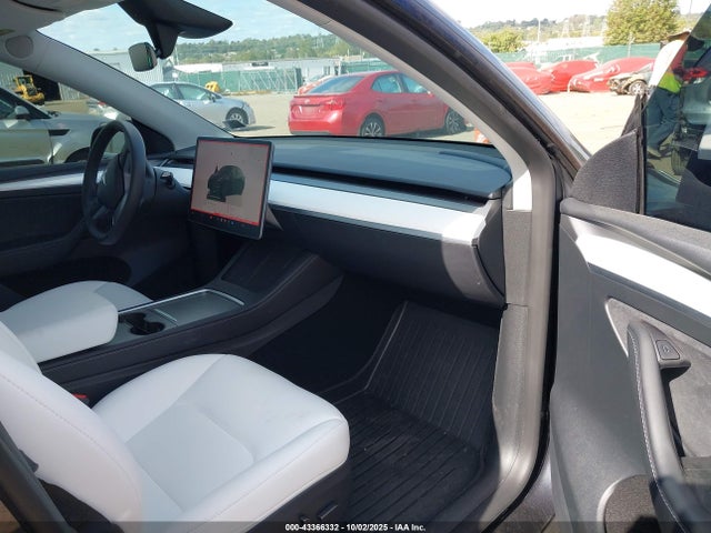 2024 Tesla Model Y Long Range Dual Motor All-wheel Drive მანქანა იყიდება აუქციონზე, vin: 7SAYGDEE0RF197151, აუქციონის ნომერი: 43366332