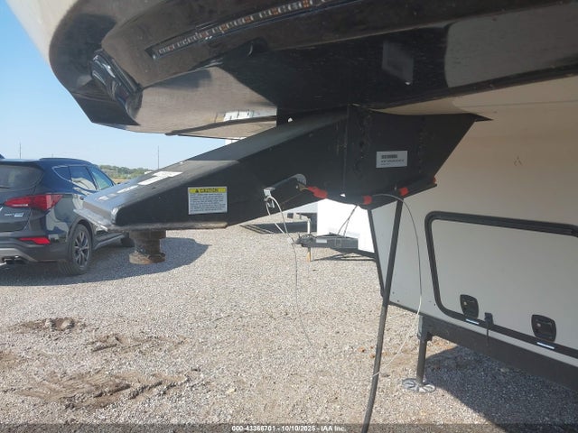 4X4FSAN20KJ038193 Forest River Sandpiper 372lok 5th Whl Travel Trailer