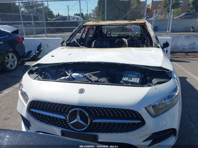 WDD3G4FB3KW028213 Mercedes-Benz A 220 4matic