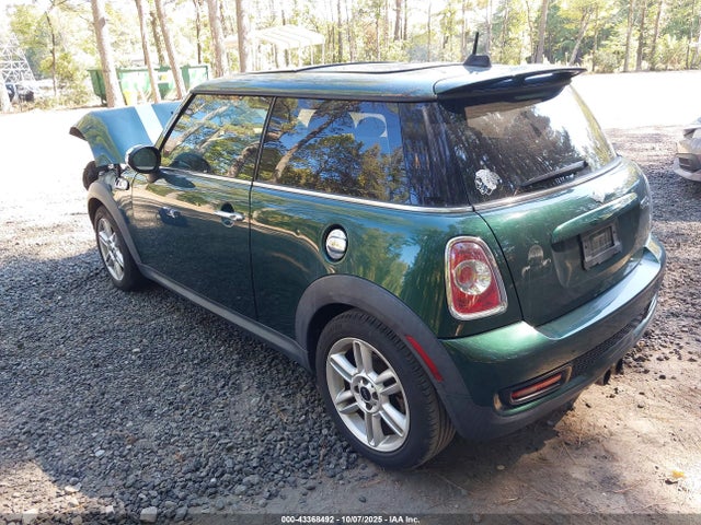 2011 MINI COOPER S WMWSV3C5XBTY12732 Photo 2