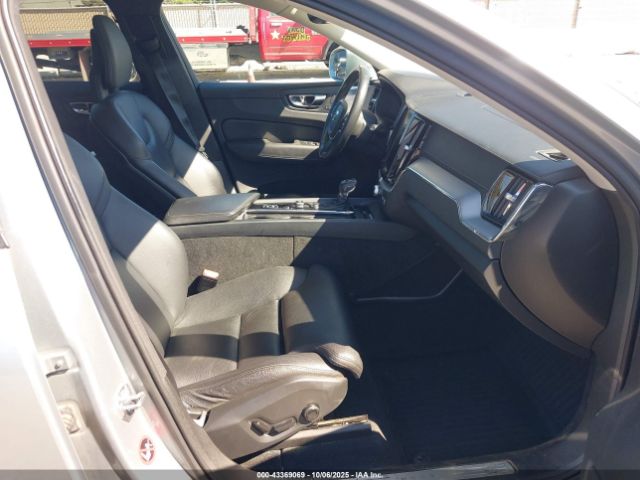 2018 VOLVO XC60 YV4A22RL2J1042427 Photo 4