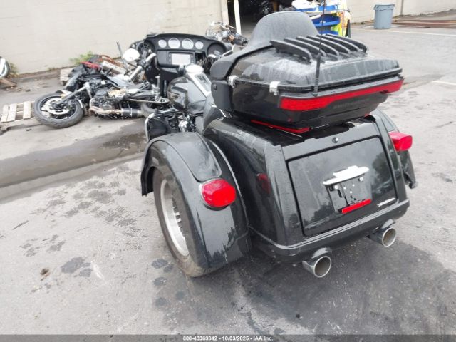 2018 HARLEY-DAVIDSON FLHTCUTG 1HD1MAD18JB855549 Photo 2